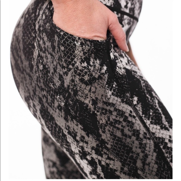 Curves N Combatboots V4 Black Mamba - Picture 6 of 6